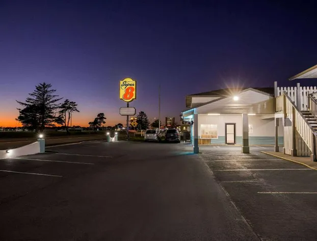 Super 8 by Wyndham Crescent City hotel detail image 2