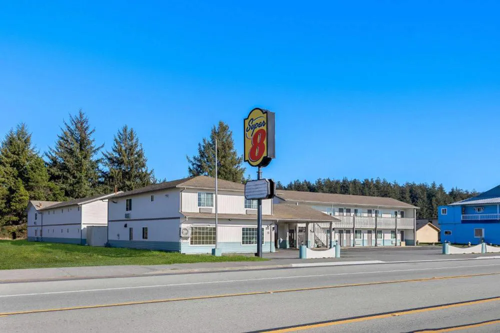 Super 8 by Wyndham Crescent City hotel hero