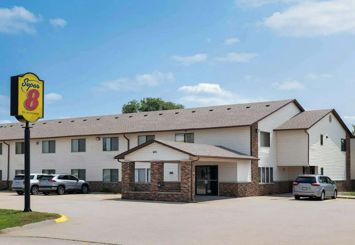 Super 8 by Wyndham Dyersville near Field of Dreams hotel hero
