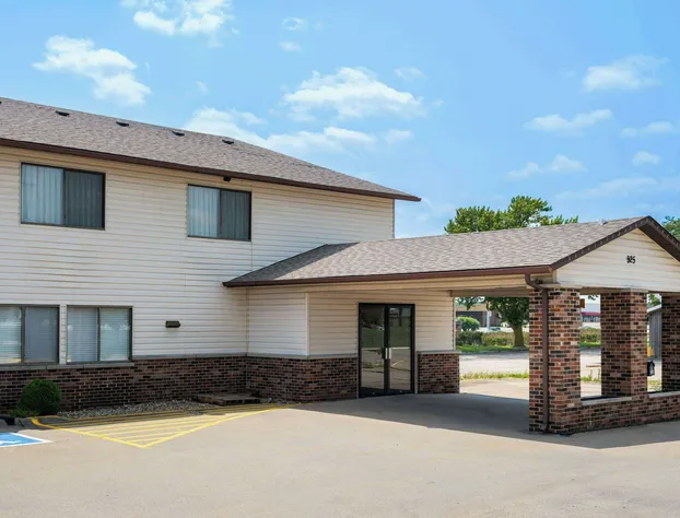 Super 8 by Wyndham Dyersville near Field of Dreams hotel detail image 1