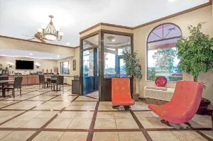 Super 8 by Wyndham Clinton hotel hero