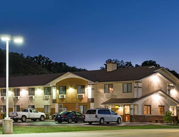 Super 8 by Wyndham Ripley hotel detail image 1