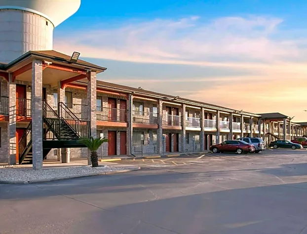 Econo Lodge Near Lackland Air Force Base - SeaWorld hotel detail image 4