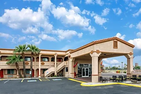 Super 8 by Wyndham Phoenix Downtown hotel hero