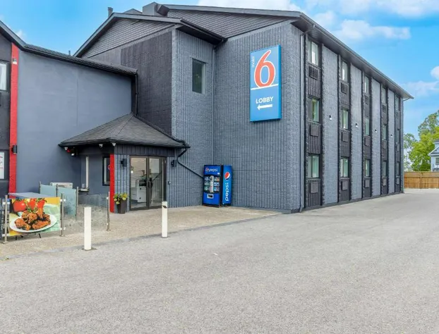 Motel 6 Niagara Falls, ON – Near the Falls hotel detail image 1