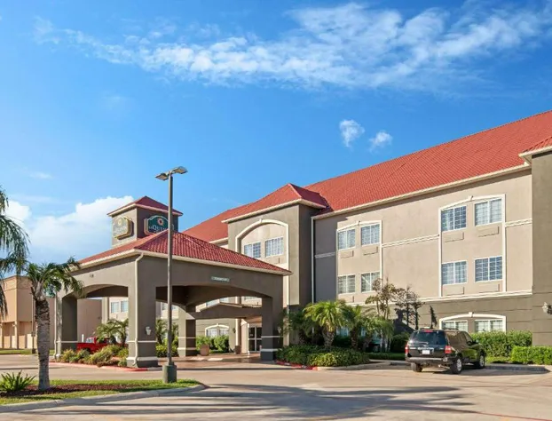 La Quinta Inn & Suites by Wyndham Mercedes Outlet Mall hotel detail image 2