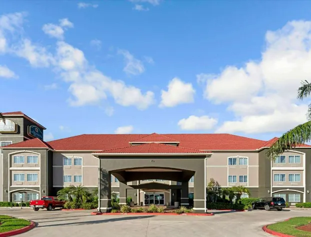 La Quinta Inn & Suites by Wyndham Mercedes Outlet Mall hotel detail image 3