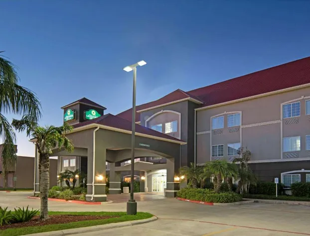 La Quinta Inn & Suites by Wyndham Mercedes Outlet Mall hotel detail image 1