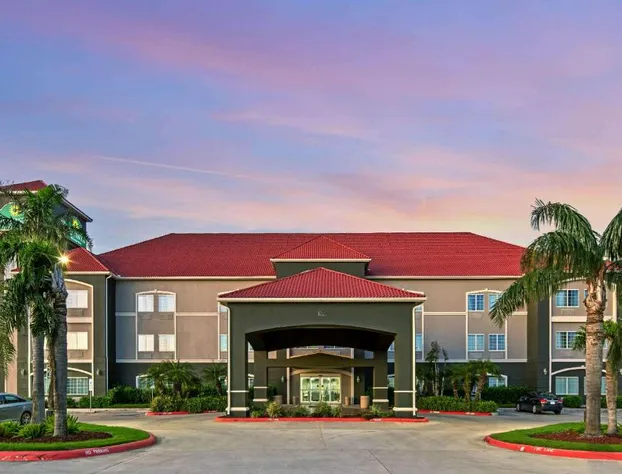 La Quinta Inn & Suites by Wyndham Mercedes Outlet Mall hotel detail image 3