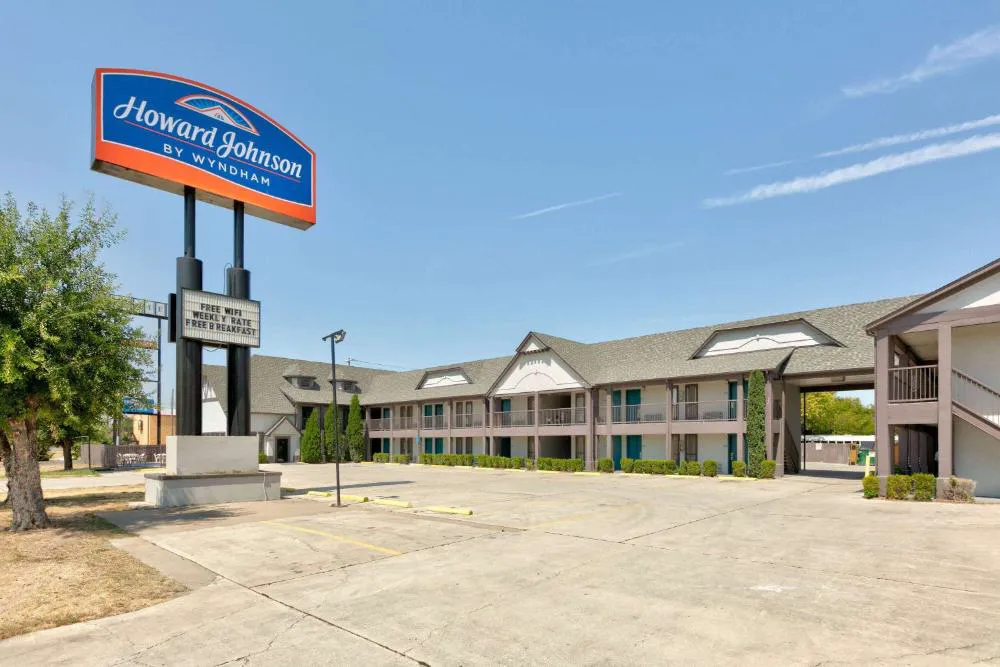 Howard Johnson by Wyndham San Marcos hotel hero