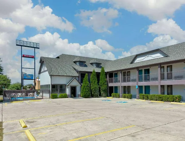 Howard Johnson by Wyndham San Marcos hotel detail image 2