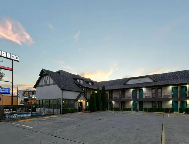 Howard Johnson by Wyndham San Marcos hotel detail image 3