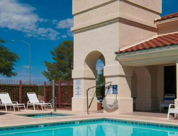 Gateway Studio Suites hotel detail image 2