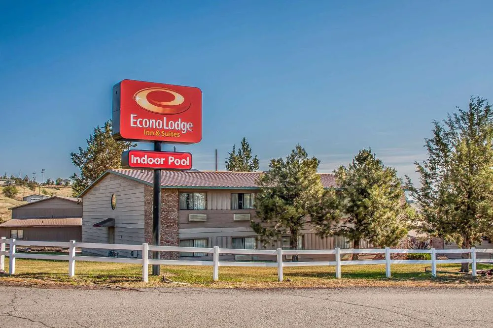 Econo Lodge Inn & Suites Madras hotel hero