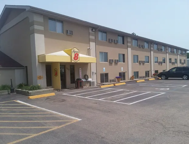 Super 8 by Wyndham Watertown hotel detail image 3