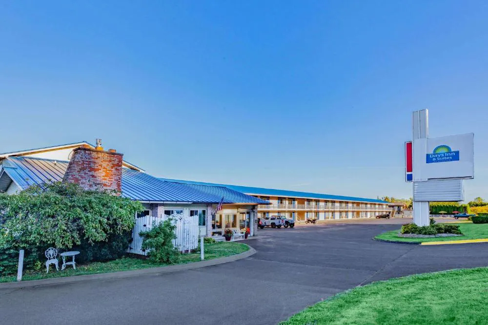 Days Inn & Suites by Wyndham St. Ignace Lakefront hotel hero