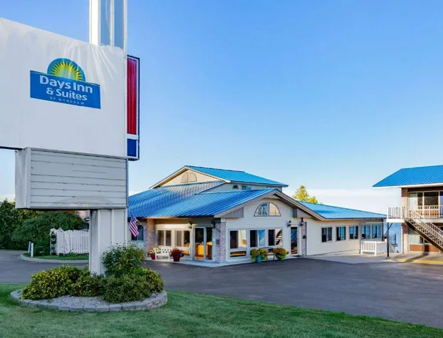 Days Inn & Suites by Wyndham St. Ignace Lakefront hotel detail image 2