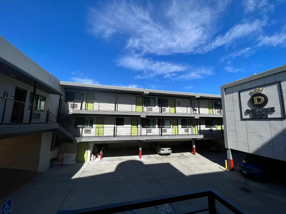 Deluxe Inn Hawthorne hotel hero