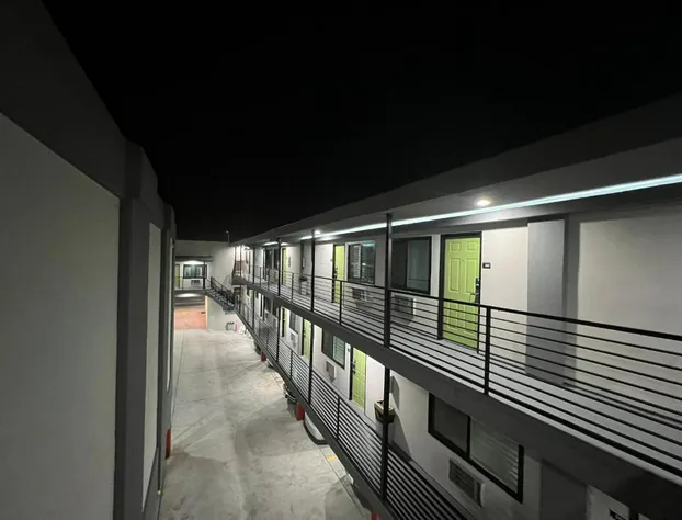 Deluxe Inn Hawthorne hotel detail image 4