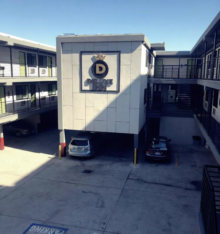 Deluxe Inn Hawthorne hotel hero