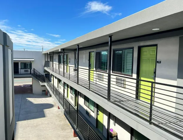 Deluxe Inn Hawthorne hotel detail image 4