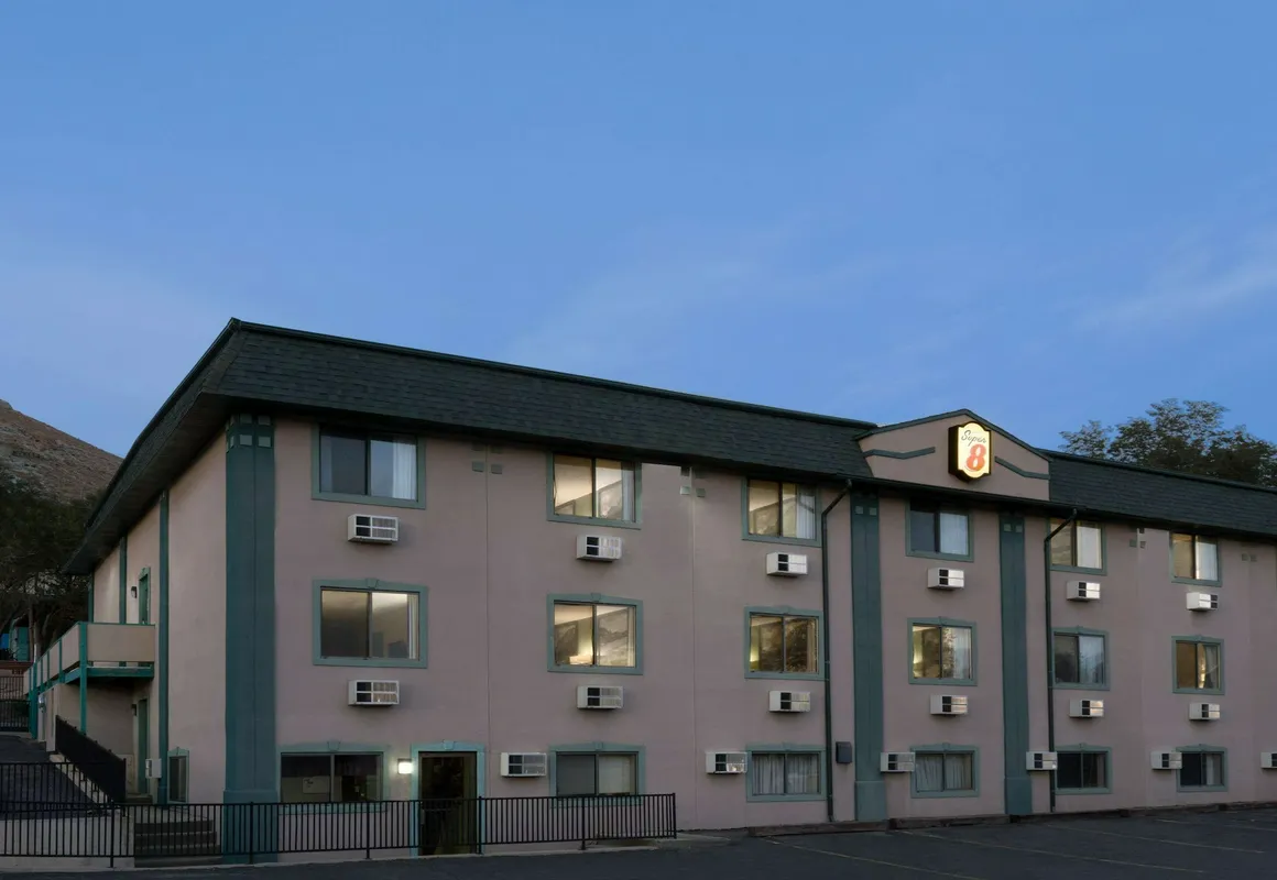 Super 8 by Wyndham Green River hotel hero