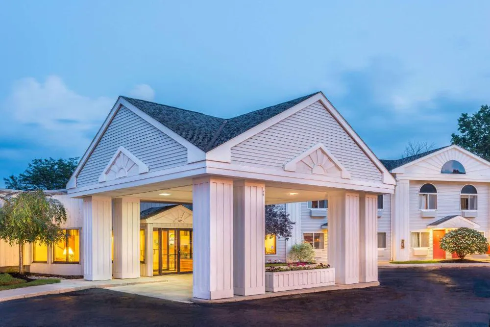 Days Inn by Wyndham Tiffin hotel hero