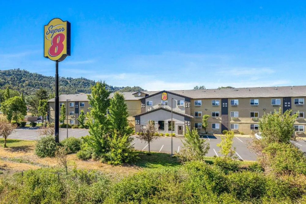 Super 8 by Wyndham Roseburg hotel hero