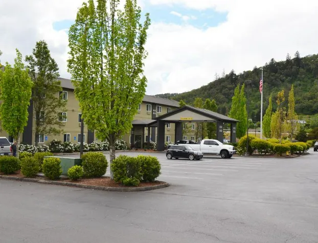 Super 8 by Wyndham Roseburg hotel detail image 1