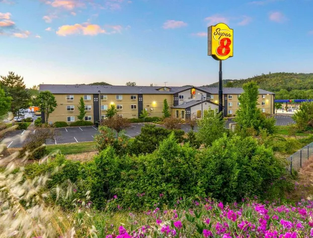 Super 8 by Wyndham Roseburg hotel detail image 2