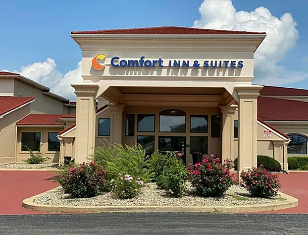 Comfort Inn & Suites at I-74 and 155 hotel detail image 3