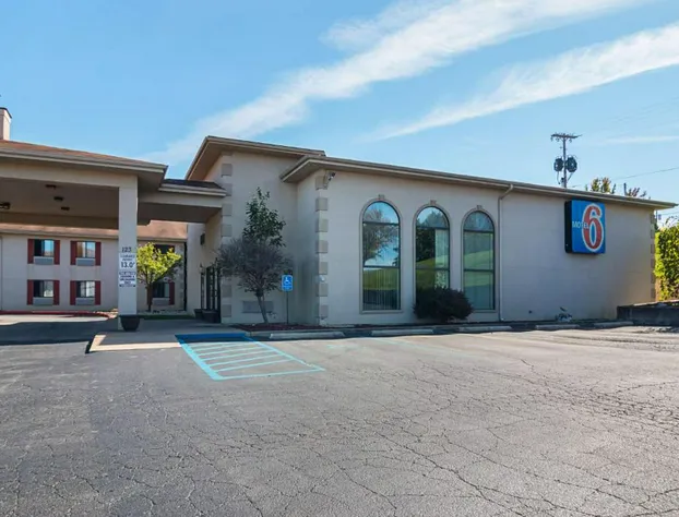 Motel 6 Hannibal, MO hotel detail image 1