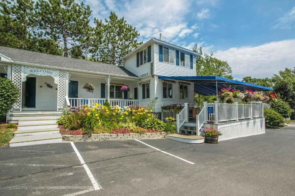 Glen Cove Inn & Suites hotel hero