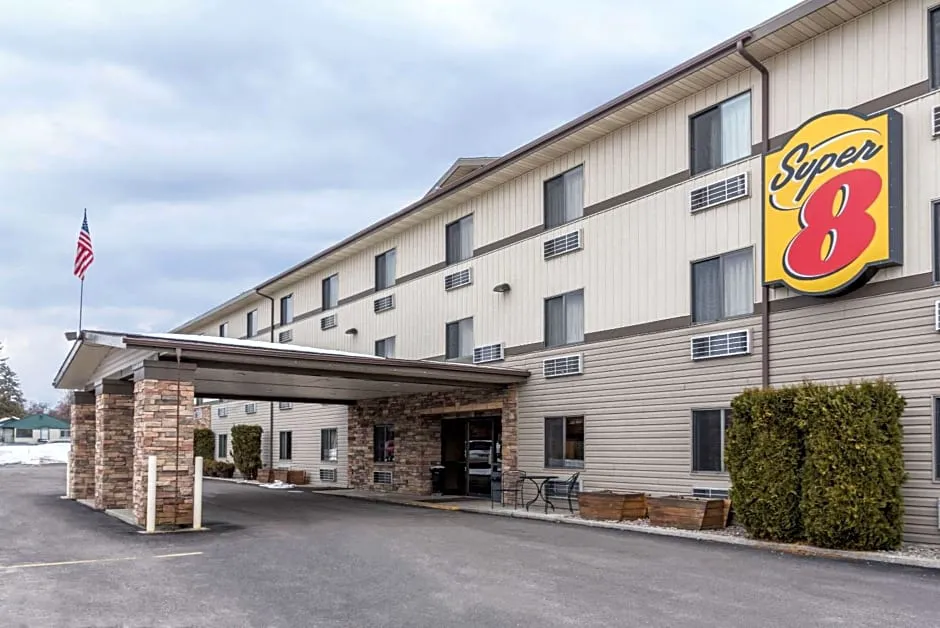 Super 8 by Wyndham Kalispell Glacier National Park hotel hero