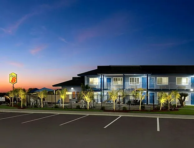 Super 8 by Wyndham Lindsay Olive Tree hotel detail image 1