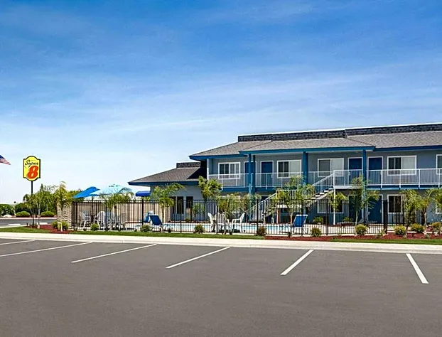 Super 8 by Wyndham Lindsay Olive Tree hotel detail image 2