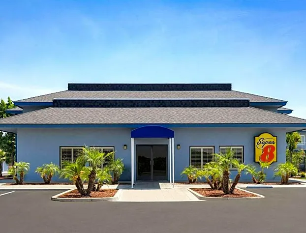 Super 8 by Wyndham Lindsay Olive Tree hotel detail image 4