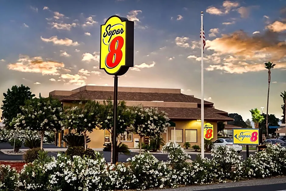 Super 8 by Wyndham Lindsay Olive Tree hotel hero