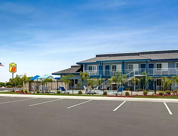 Super 8 by Wyndham Lindsay Olive Tree hotel detail image 2