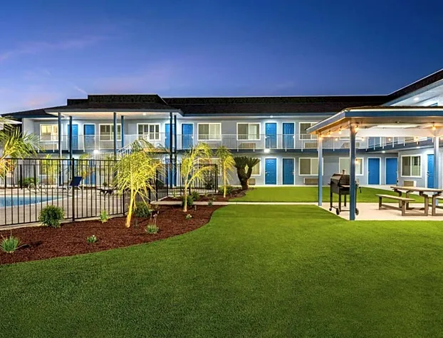 Super 8 by Wyndham Lindsay Olive Tree hotel detail image 4