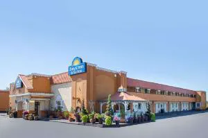 Days Inn & Suites by Wyndham Terre Haute hotel hero