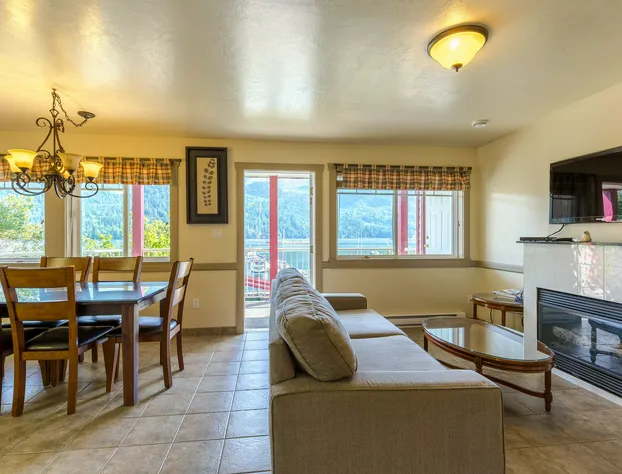 Bathgate Resort and Marina hotel detail image 4