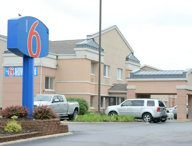 Motel 6 Anderson, IN - Indianapolis hotel detail image 1