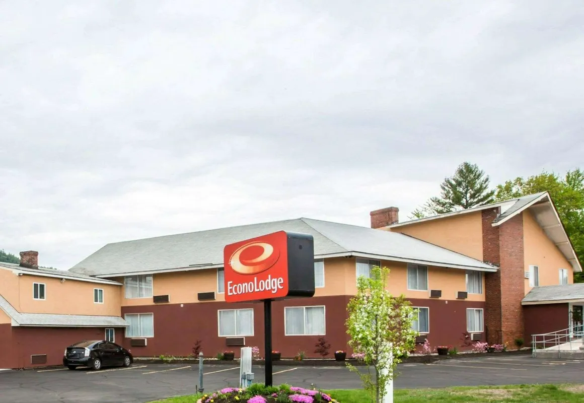 Econo Lodge Lake Region hotel hero