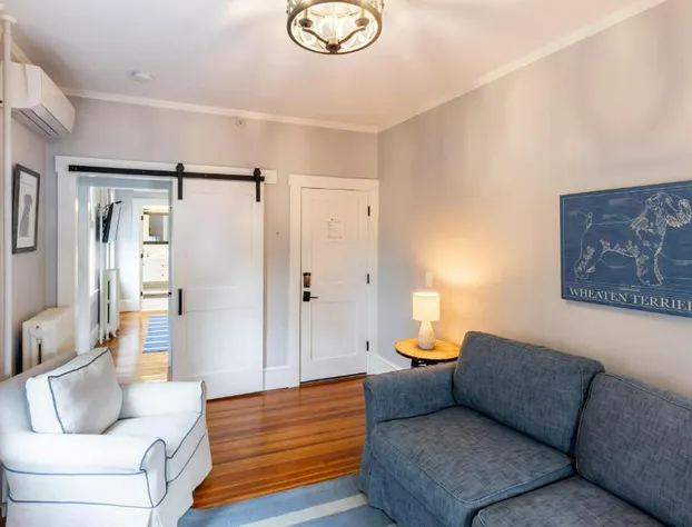 Paws on Pelham hotel detail image 1