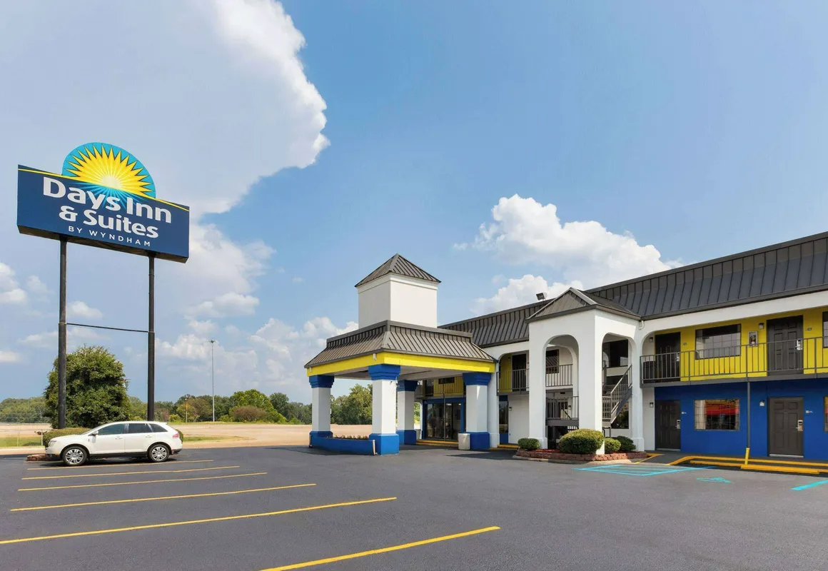 Days Inn & Suites by Wyndham Vicksburg hotel hero