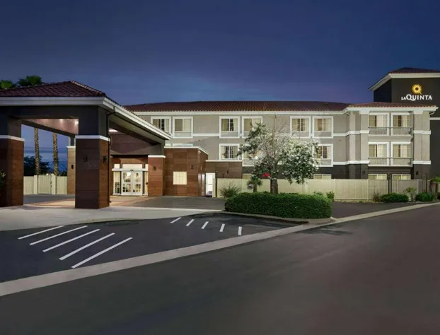 La Quinta Inn & Suites by Wyndham Hesperia Victorville hotel detail image 1