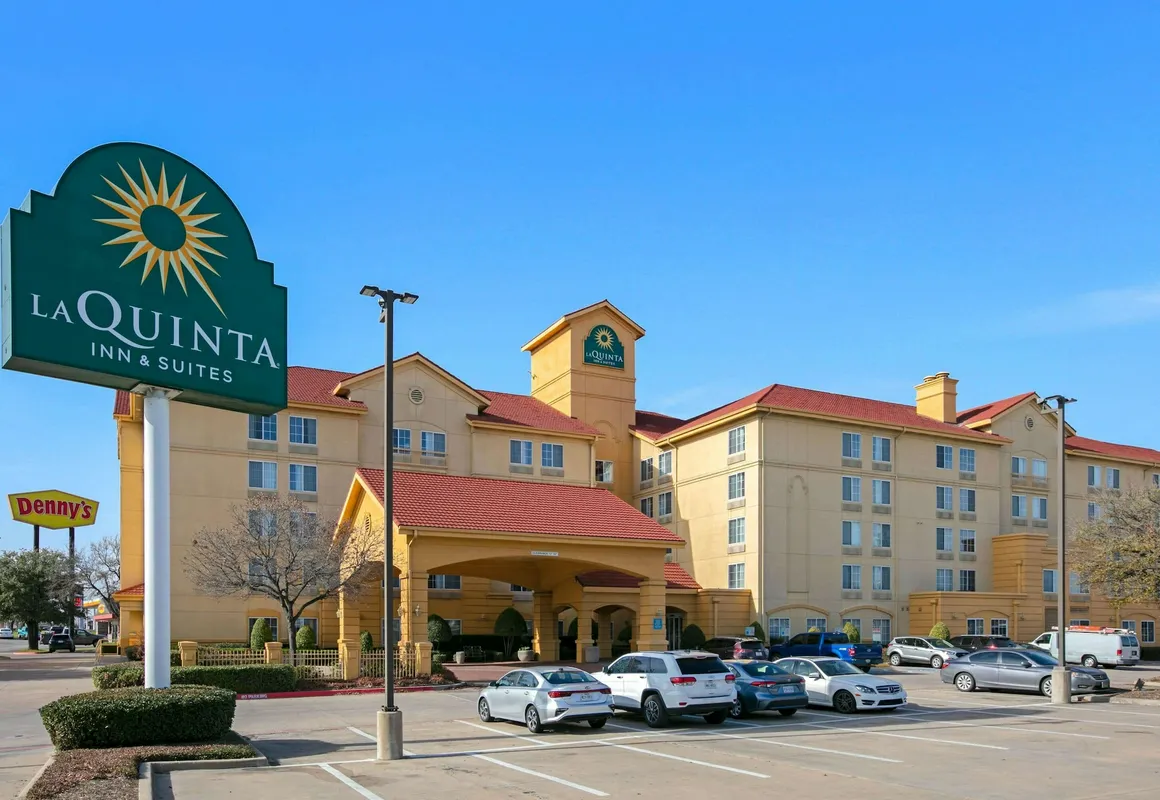 La Quinta Inn & Suites by Wyndham DFW Airport South / Irving hotel hero