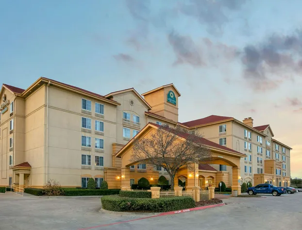 La Quinta Inn & Suites by Wyndham DFW Airport South / Irving hotel detail image 1