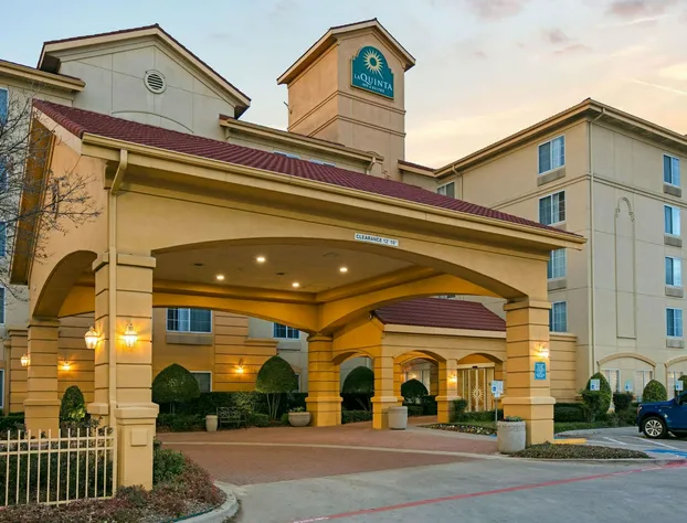 La Quinta Inn & Suites by Wyndham DFW Airport South / Irving hotel detail image 2